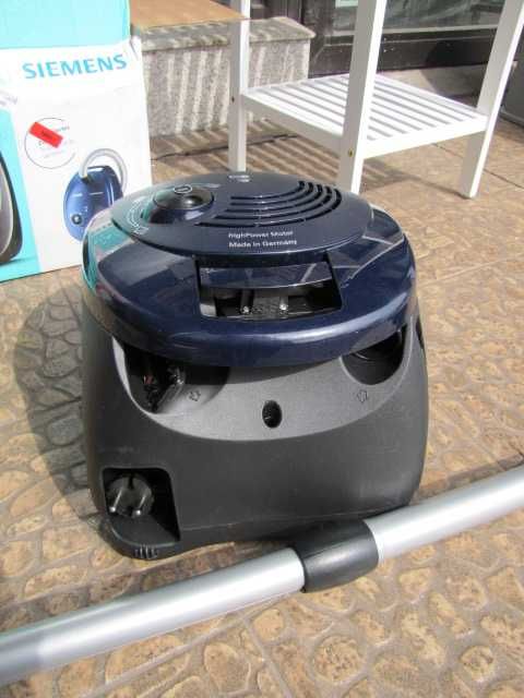Odkurzacz podłogowy Siemens VS06A111 Moc: 600W pojemność: 4L