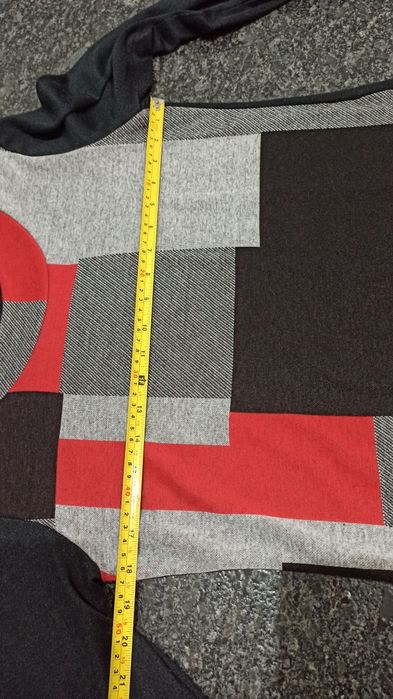Sweter czarno - czerwony rozmiar M/L
