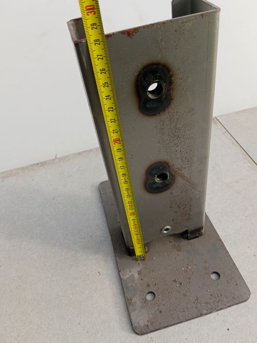 Metalowe stopy pod wiatę