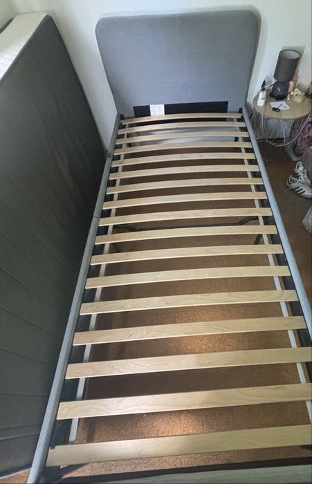 Boa dia vendo cama de solteiro com colchão.  A cama tem 2 metros por 90. Um lado da cama tem uma mancha que eu já tentei tirar e não saiu. 100€