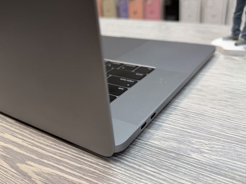MacBook Pro 15  i7 / RAM 16 / SSD 256 GB / Grey / 2018 / Pro 555X