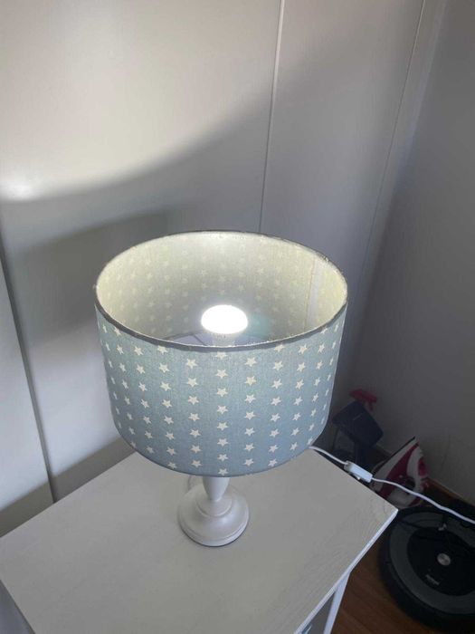 Candeeiro com Abajour Azul e Estrelas Brancas para Quarto de Criança