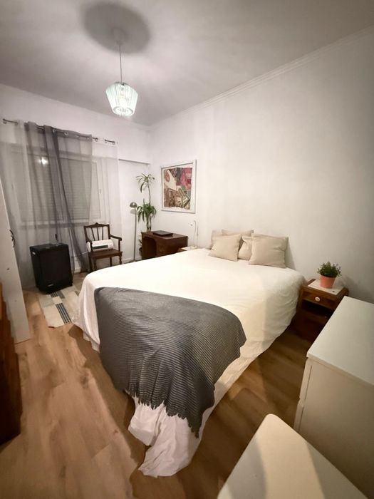 Quarto disponível no final de março