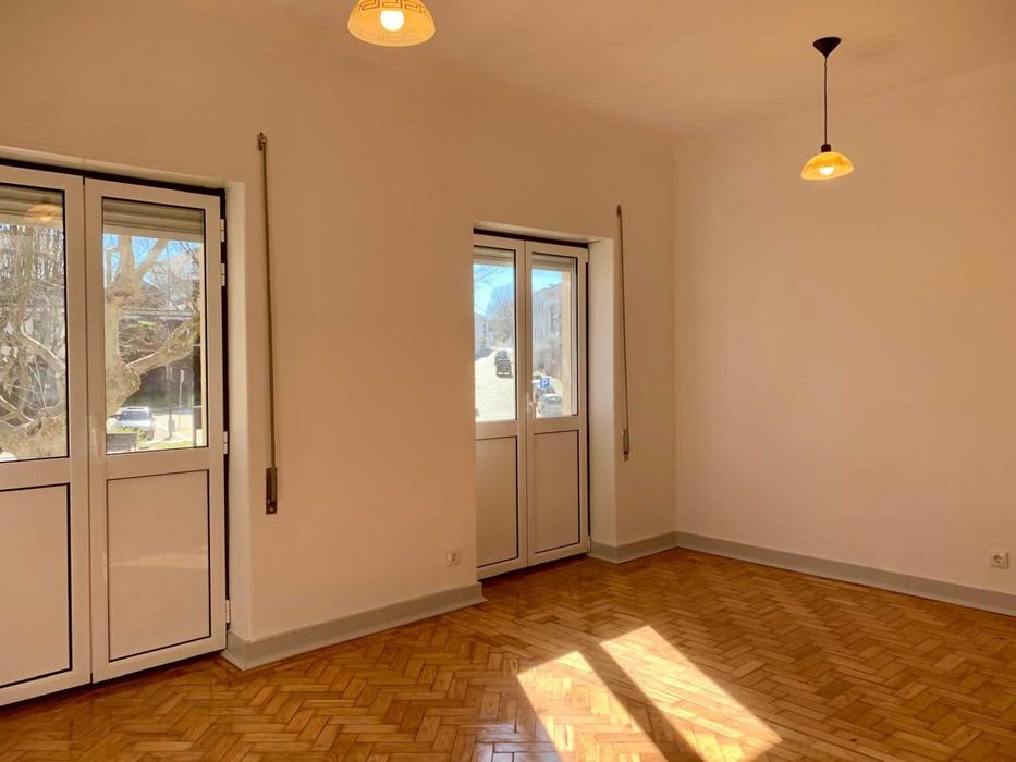 Apartamento T3 + 2, renovado recentemente, com box e arrecadação