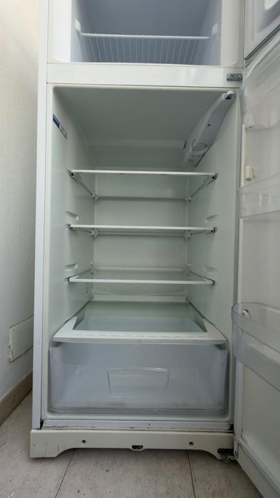 Frigorífico INDESIT Estático 150 cm 254 L Branco)