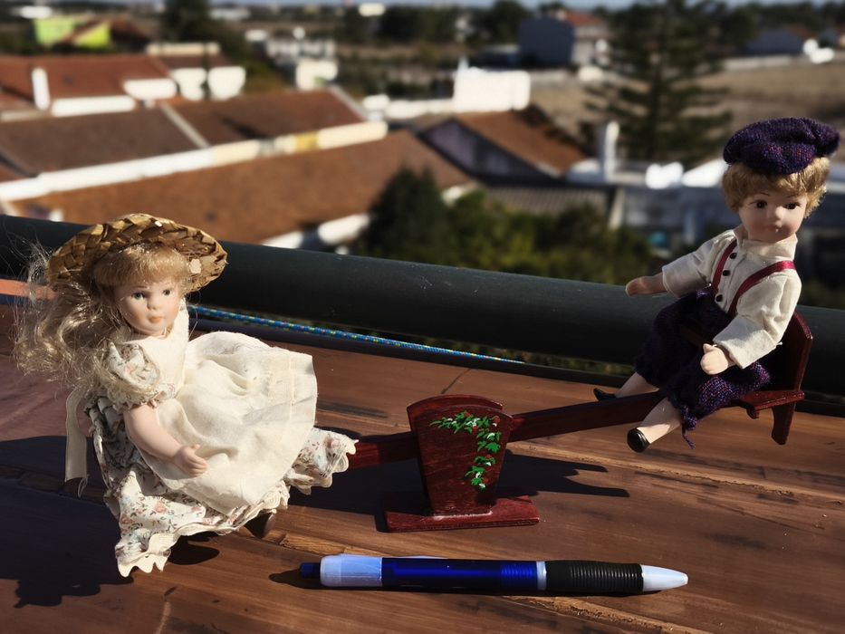 Coleção de bonecas com cabeça, pés e mãos de porcelana.