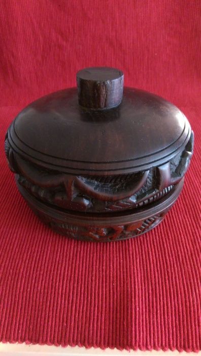 caixa antiga em madeira ricamente trabalhada portes grátis. C.R.