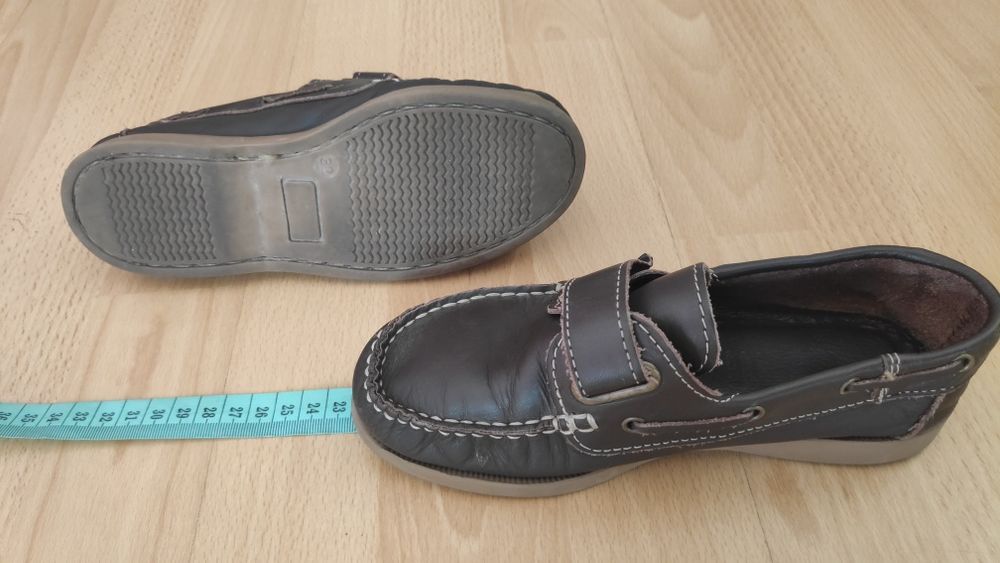 Sapatos castanhos menino