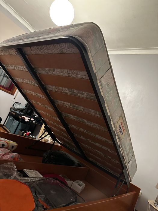 Cama casal com elevatoria