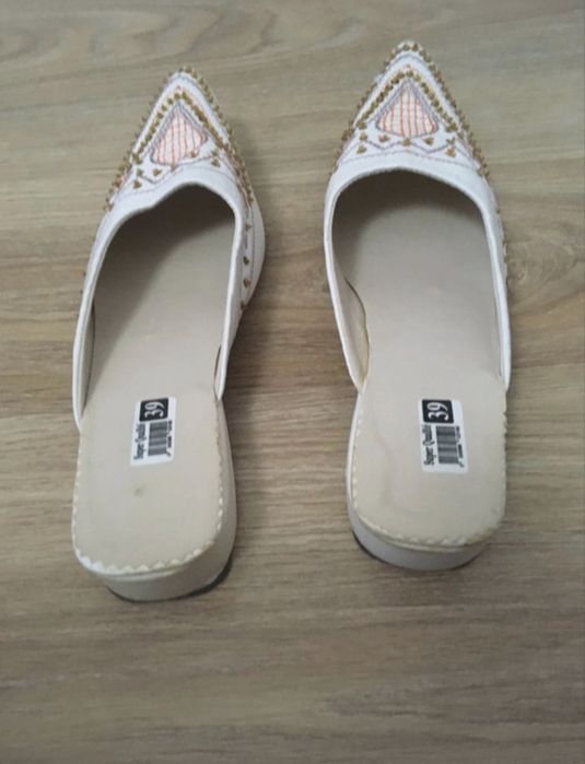 Babuchas marroquinas em pele – tamanho 39 (novas)