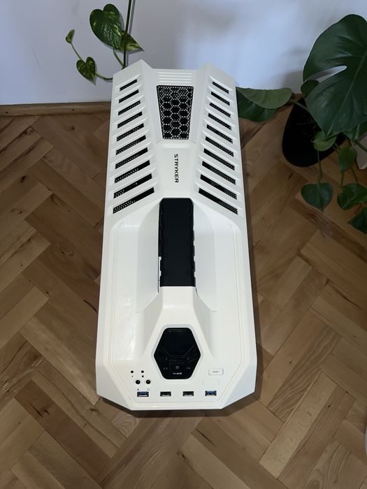 Obudowa komputerowa biała cooler master cm storm stryker retro