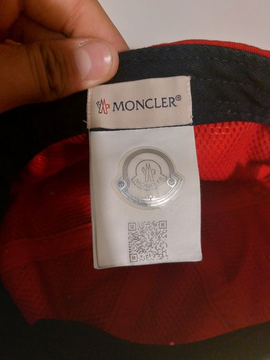 Czapką czerwona moncler