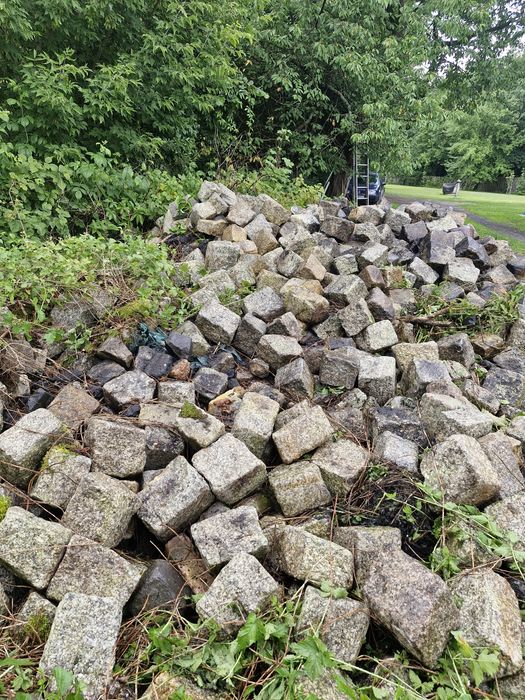 Duża kostka granitowa z rozbiórki