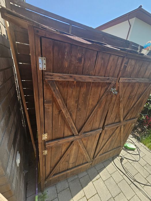 Drewniana szafa ogrodowa