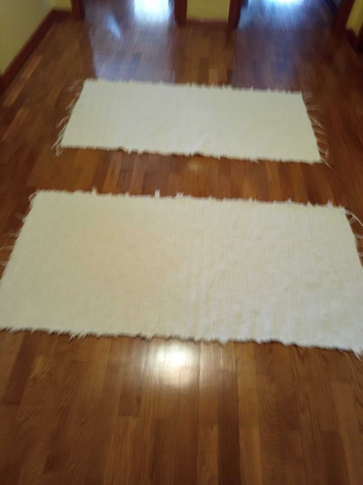 2 Tapetes de quarto brancos
