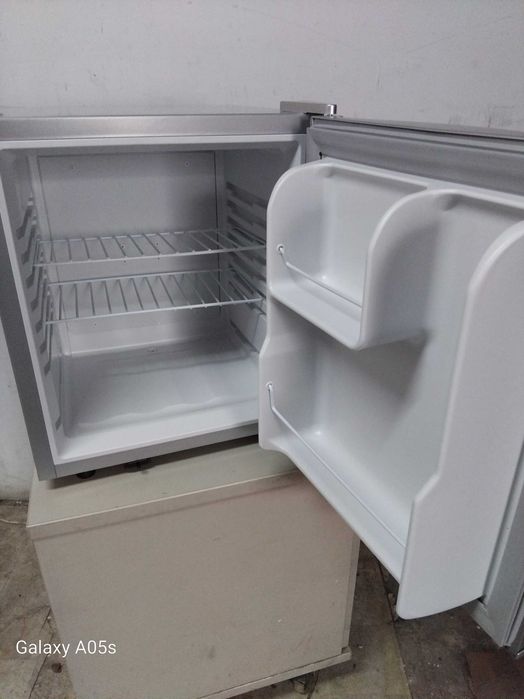 Mała mini lodówka barkowa hotelowa srebrna 45 Litrów