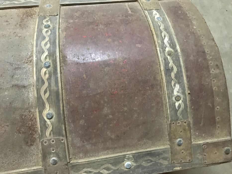 Bau ou arca antiga vom embutidos