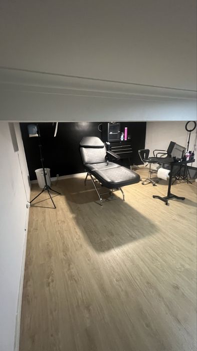 Estudio situado em barbearia segundo andar
