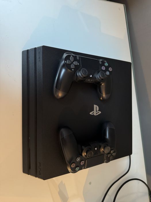 Playstation 4 Pro, 1TB, 2 pady