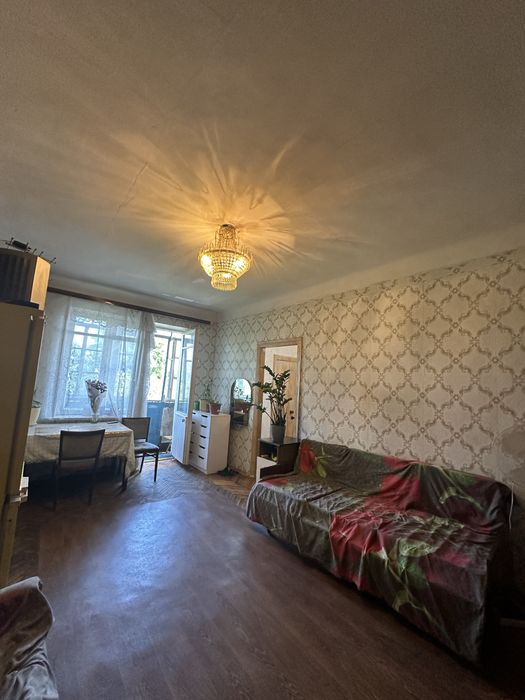 Продам 2-х кімнатну квартиру .Завжди опалення і гаряча вода..