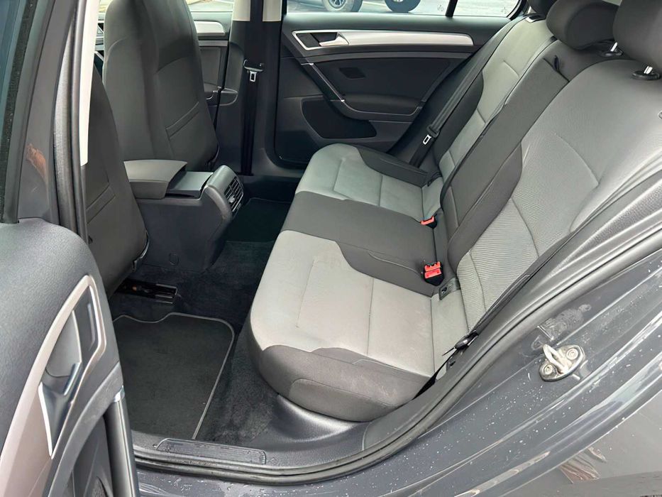 Volkswagen e-Golf SE      2016