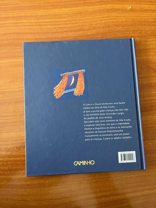 Livro" O gato e o escuro"