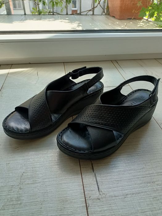 Skórzane sandały na koturnie czarne rozmiar 38