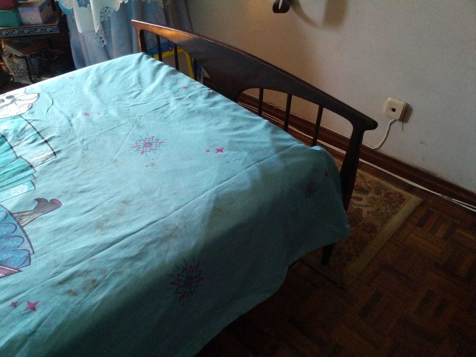Cama Antiga em Madeira Maciça para Solteiro em Ótimo Estado