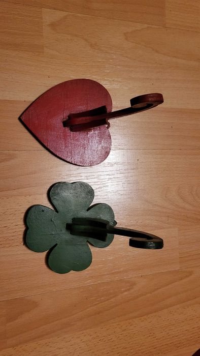 Stare zawieszki drewniane koniczyna i serce