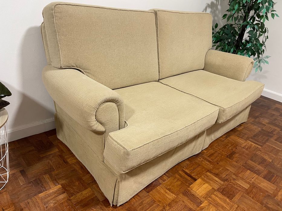 Sofá 3 pessoas em tecido Bege impecável