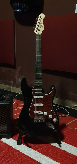 Guitarra Elétrica + Amplificador Roland + Suporte