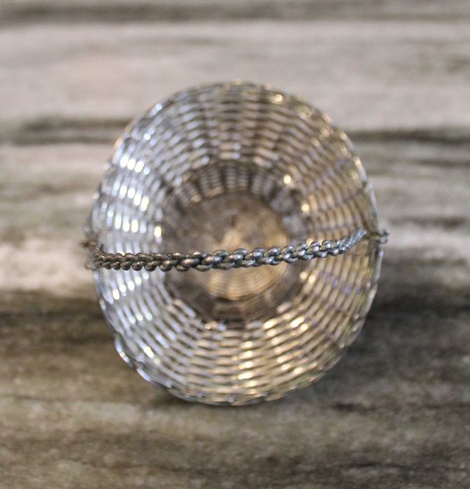 Cesto de arame prateado vintage, anos 70, lindo para decoração.