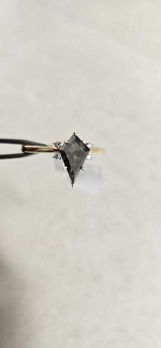 Pierścionek zaręczynowy z diamentem