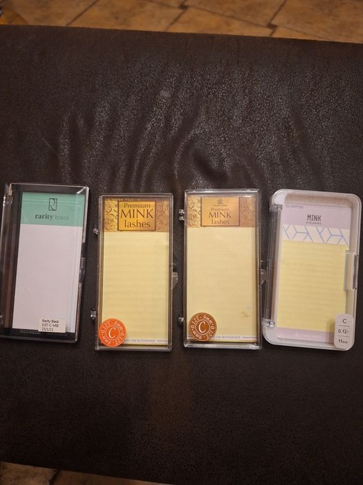 Puste pudełka po paskach rzęs