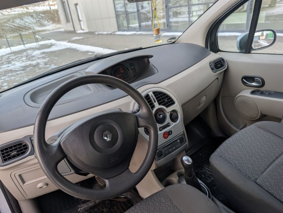 Маленька зручна машинка в рідній фарбі!