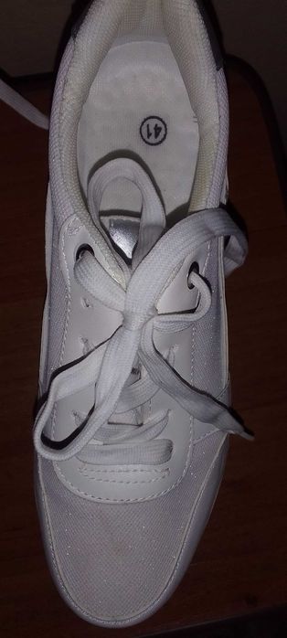 Продам Жіночі кросівки нові, розмір 39-40