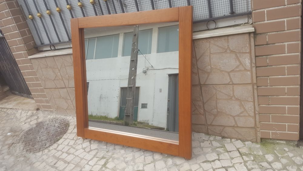 Espelho em moldura  em madeira  maciça