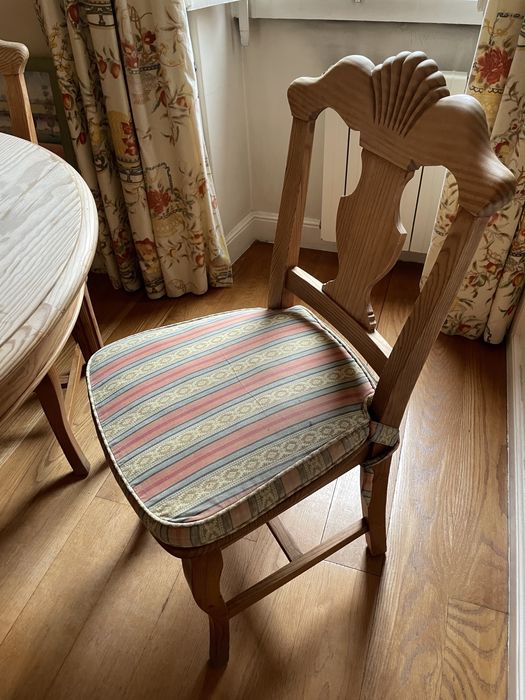 Mesa com 4 cadeiras.