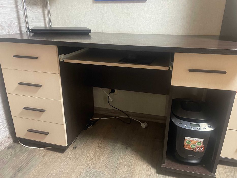 Стіл письмовий з двома тумбами і подвісна шафа над ним