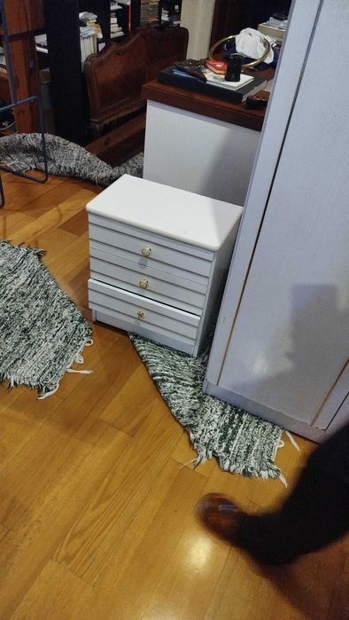 Guarda fatos e 2 mesinhas cabeceira e cama