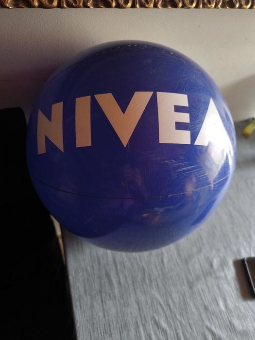 Bola insuflável NIVEA
Bola insuflável com a marca NIVEA.

- Cor azul.