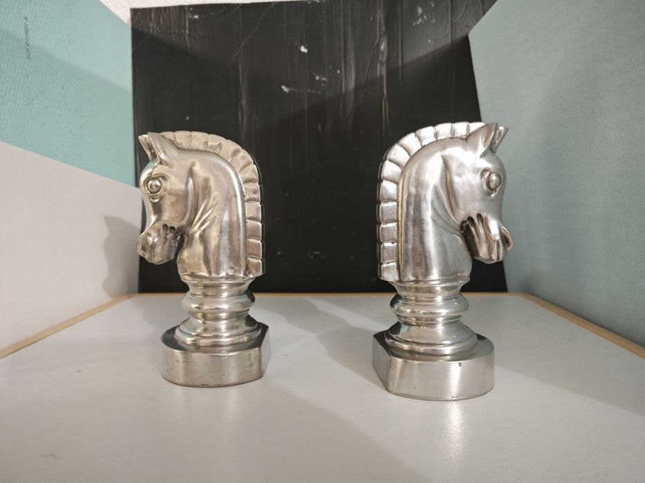 Cavalos em estanho porta livros