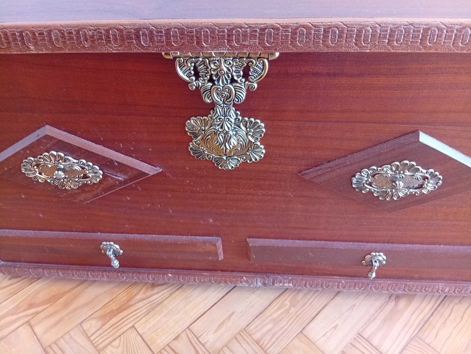 Arca em madeira trabalhada, com embutidos em latão dourado