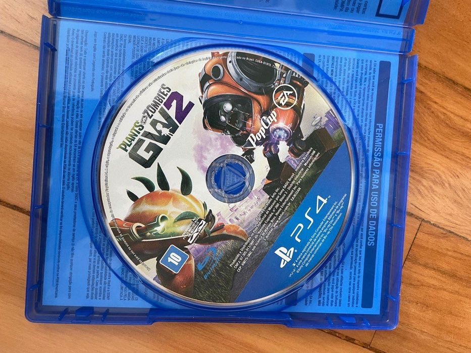 ps4 com 2 comandares e 3 jogos