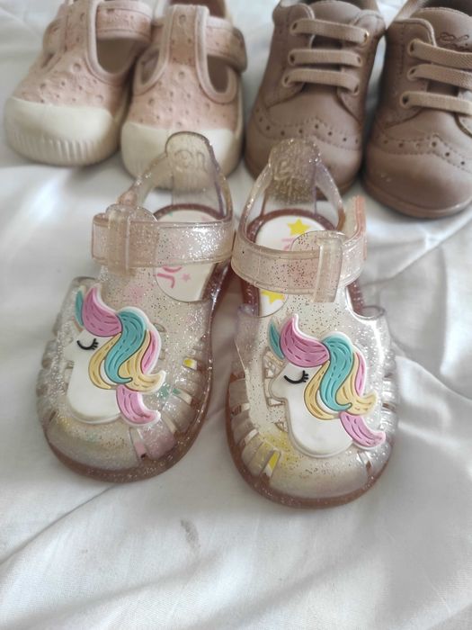 Sapatos de bebe 18 e 19