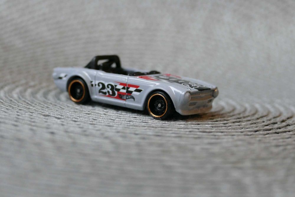 Hot Wheels autko "Resorak" TRIUMPH TR6 TH edycja 2025r.