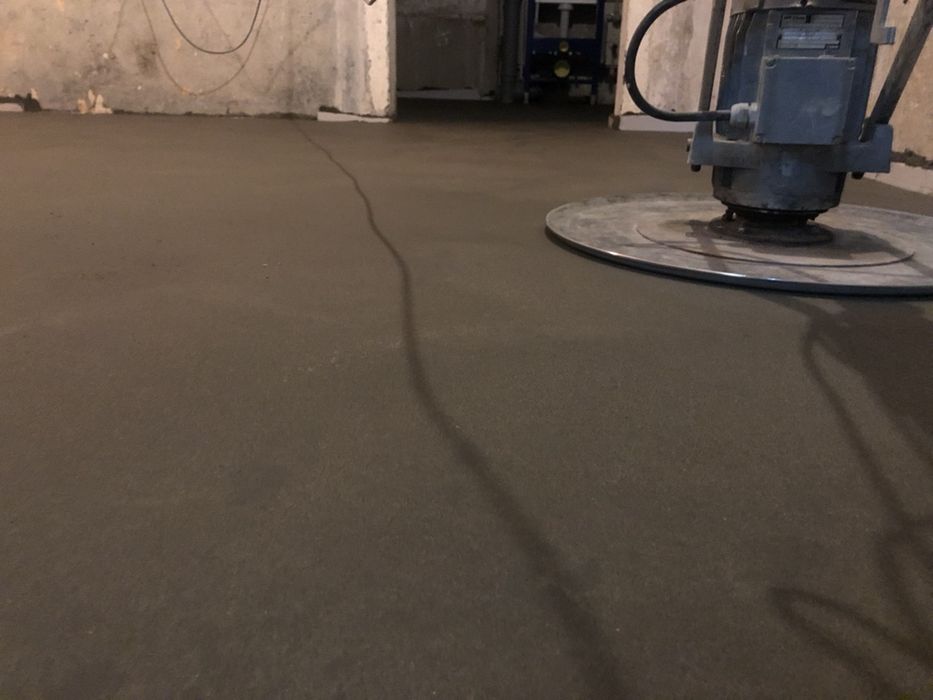 Полусухая стяжка пола, ремонтные работы, Putzmeister машинная стяжка
