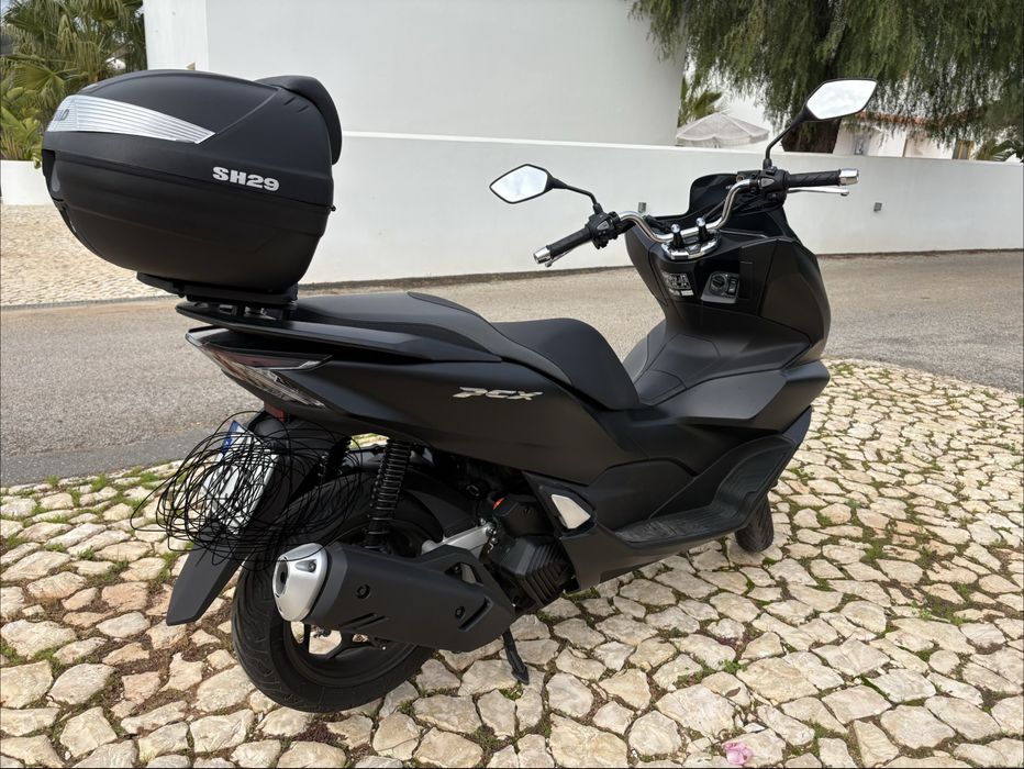Honda PCX 125 cor Preta como nova (top case + capacete)