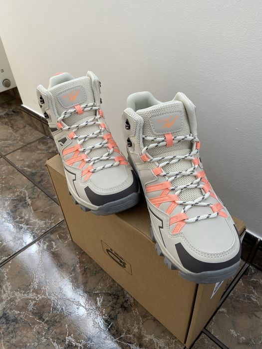 Nowe  buty  trekkingowe  damskie/mlodziezowe  rozmiar  41 .
