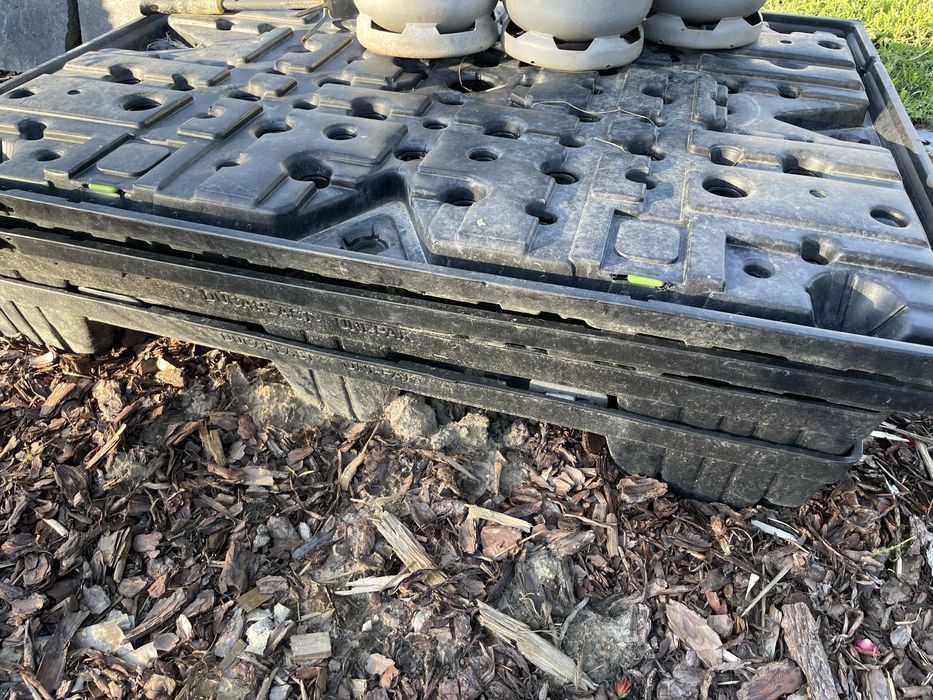 Palety plastikowe komplet